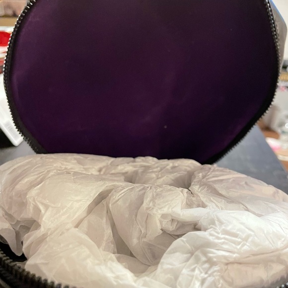 Hayden Harnett for Walt Disney with black zippers & hardware. Includes dust bag - Picture 3 of 7